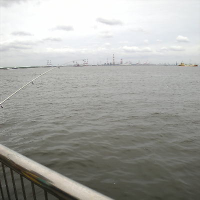 曇り空と海