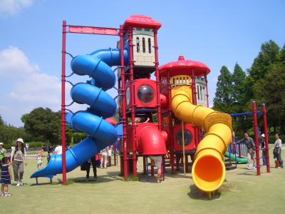大高緑地公園の遊び場の1つ砦コンビネーション遊具がある広場