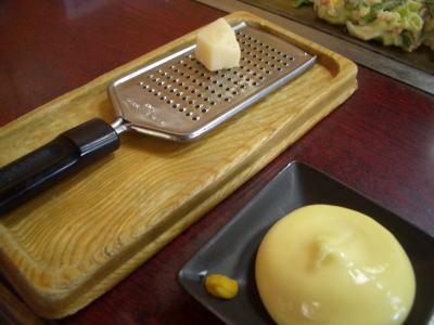 自分で削ってかけるチーズとマヨネーズ付き
