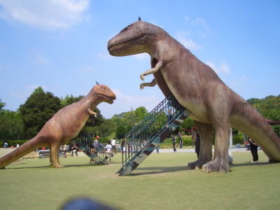 砦コンビネーション遊具広場に隣接してある恐竜広場