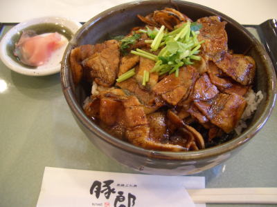 炭焼ぶた丼 豚郎の大盛り豚カルビ丼
