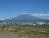 軽く冠雪した富士山