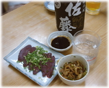 呑龍 佐藤の黒と馬刺しと鳥皮酢の物