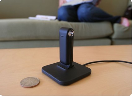 fitbit2 クリップで充電器を挟むようにして充電を行う fitbit2 クリップで充電器を挟むようにして充電を行う