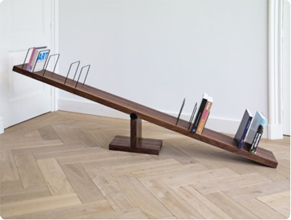 Saw-Bookshelf 視覚的に読んだ本の傾向も読み取れる本棚 Saw-Bookshelf 視覚的に読んだ本の傾向も読み取れる本棚