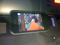 iPhone 3G用充電・ワンセグチューナー「TV&バッテリー」02