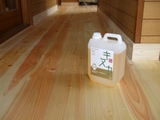 無垢の床板にキヌカ