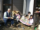 庭で昼食
