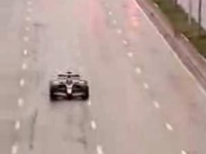 F1マシンが町中を走行