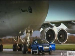 フォルクスワーゲン トゥアレグがボーイング747を牽引