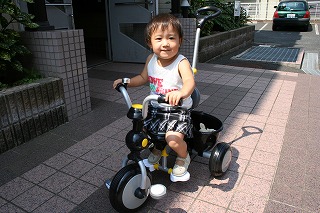 2歳の誕生日のお祝いの三輪車。おじいちゃん、おばあちゃんありがとう♪