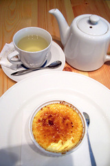 アフタヌンティー。友達に素早いスピードで食べられちゃったプリンの残骸。