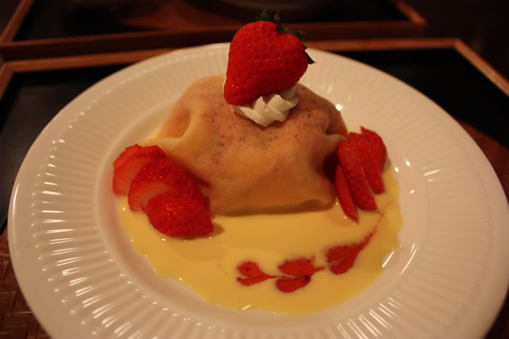 苺ムースのクレープ包み