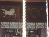 廣田神社に掛かる白馬とエイの絵柄の絵馬