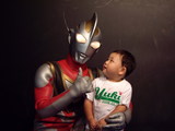 嬉しげにウルトラマンを見つめるユーキボン
