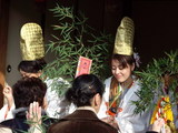 縁起物の笹飾りを授けて下さる福娘さん