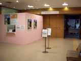 八尾西武ホールにあるリサとガスパール&ペネロペ展の受付ブース