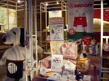 大阪西川のショールームにあるスヌーピーの商品類