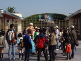 2008年3月25日朝のUSJ ポパイやオリーブと記念写真を撮る人々