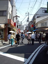 お寺に向かう人