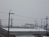 工場の窓から見た2/9の東大阪の雪景色その2
