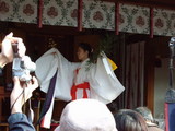 お神楽を舞う巫女さん