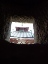灯篭の穴から見た塔