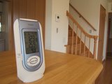 ダイニングカウンター上の温湿度計