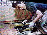 プラ束を取り出す若本