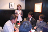 演説してます。
