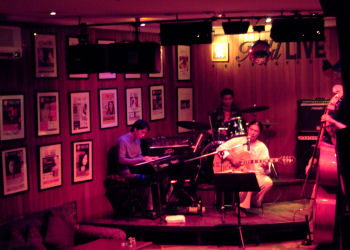 Jazz bar&grille ジャズ演奏中