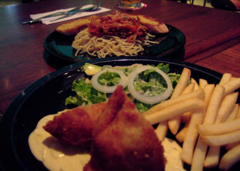 Jazz bar&grille チキンコンドーブルーとパスタ