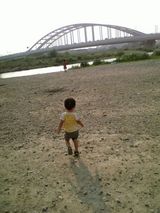 たっくん川原で