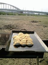 外で餃子〜!なかなかいい〜