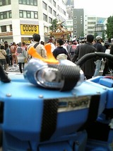 神田祭の神輿通過でラオックス前の道は大渋滞