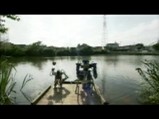 釣りのシーン2竿を豪快に振りかぶる何かいやな予感が・・・