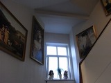 ホテルはかなり歴史がある。絵画がかしこに飾られている