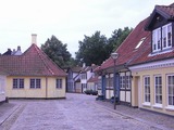 アンデルセンの生家の町並みは結構駅の近くだった。