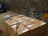 一箱3平米が15箱計45平米昼過ぎに到着。都合前回との合計で60平米の芝を張った