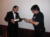 ハマツの酒ソムリエ選定の特選のお酒のティスティングを井上さんが