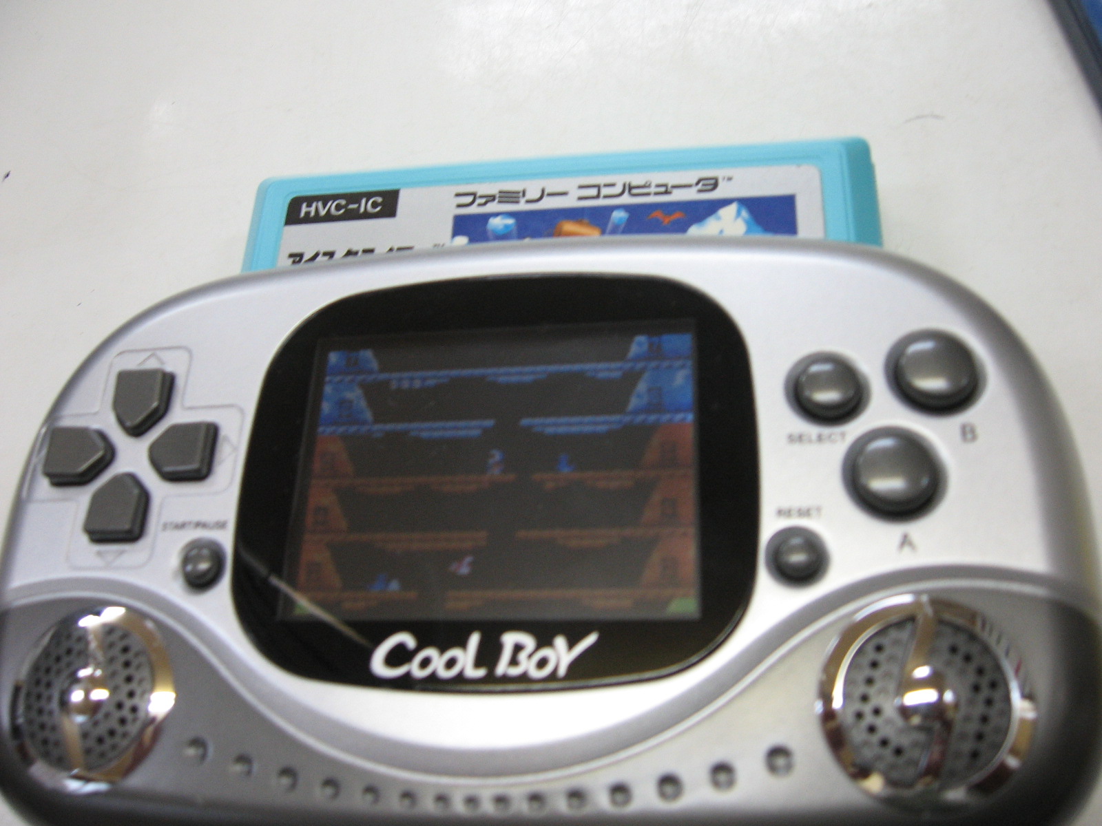 携帯OKファミコン互換機「CoolBoy」、テレビで遊んでみました | ゲーム 