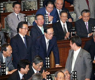 福田康夫首相のネクタイの締め方　ネクタイの巻き方　いつもこのグレーのネクタイですね。...