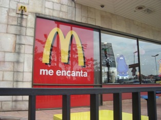 マクドナルドってカタカナがこっちではme encanta