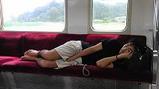 電車で寝てる