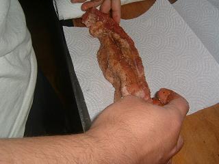 キッチンペーパーに豚肉を置く