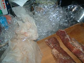 ラップとキッチンペーパーの残骸と肉