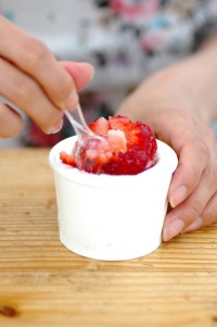 混ぜながら食べるイチゴアイス 混ぜながら食べるイチゴアイス