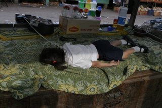 2006_03_23_市場で寝る少女