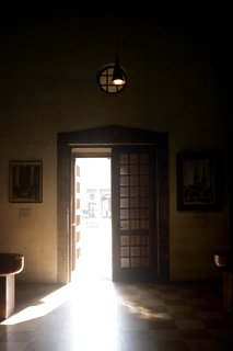 2006_05_08_街の教会入り口