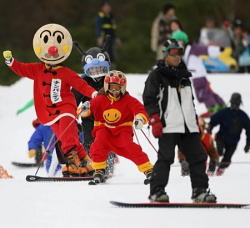 今シーズン、日本一早くオープンしたスキー場で滑走を楽しむスキーヤーたち=静岡県裾野市の「スノータウン イエティ」で20日午前9時2分、内藤絵美写す(毎日新聞)